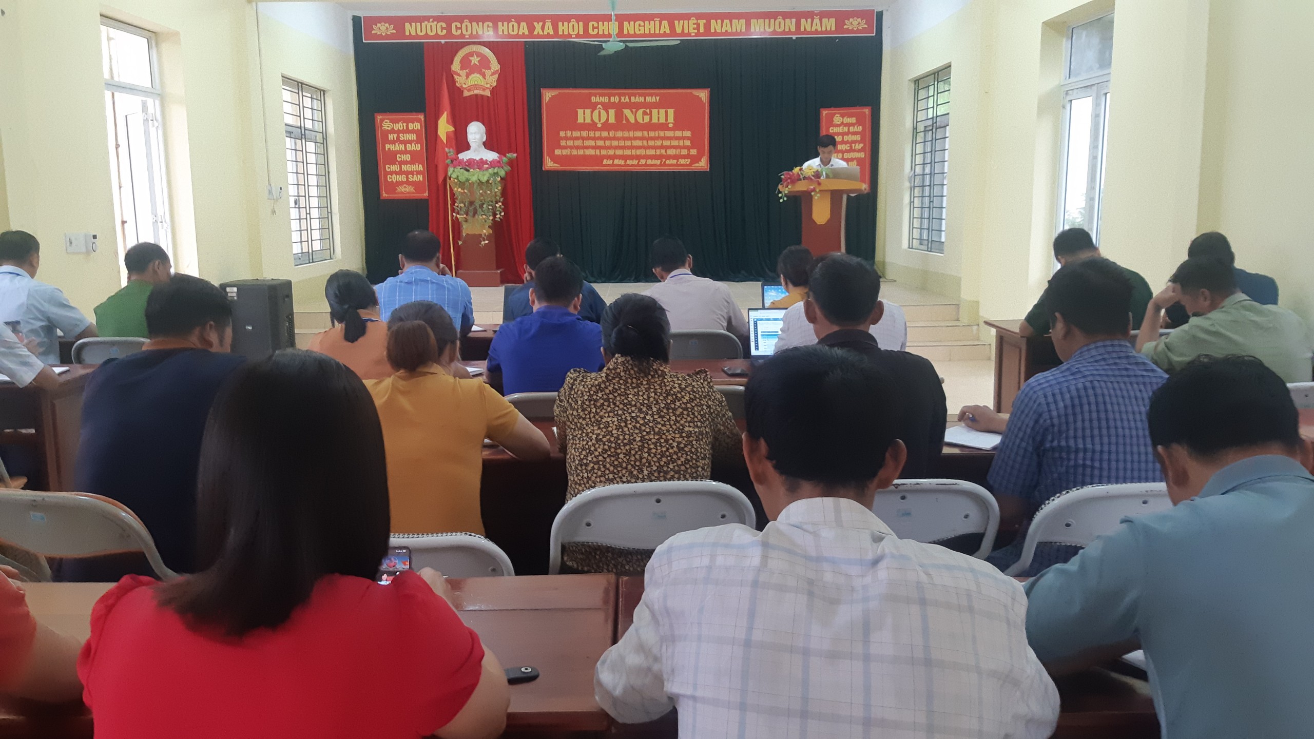 Đảng bộ xã Bản Máy tổ chức hội nghị triển khai học tập các trị thị, nghị quyết trung ương, tỉnh, huyện mới ban hành.